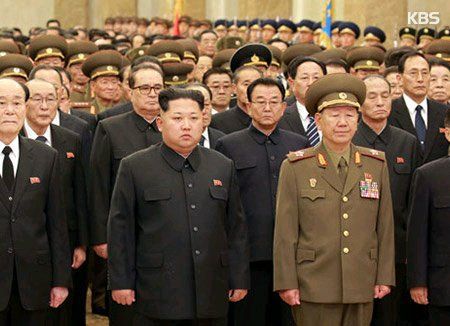 Reaparece Kim Jong-un tras la muerte de su medio hermano - kim-jong-un-en-el-día-de-kim-jong-il-reaparición-2