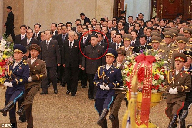 Reaparece Kim Jong-un tras la muerte de su medio hermano - kim-jong-un-en-el-día-de-kim-jong-il-reaparición