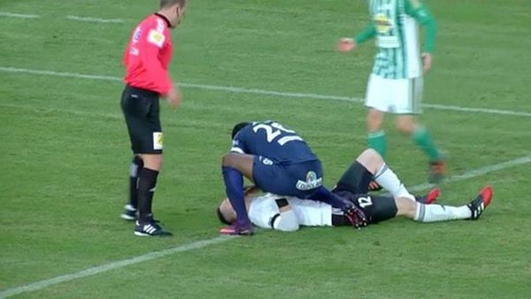 Video: futbolista le salva la vida a un jugador rival en pleno partido Video: futbolista le salva la vida a un jugador rival en pleno partido