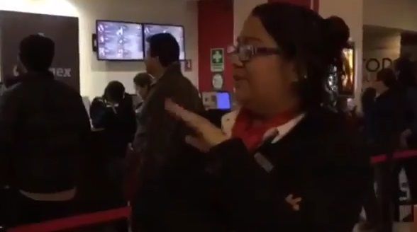 Video: empleada de Cinemex agrede a menor que vendía mazapanes