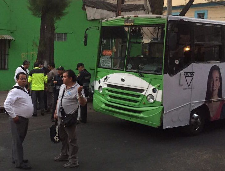 Asesinan a mujer durante asalto a un microbús en la Anáhuac Asesinan a mujer durante asalto a un microbús en la Anáhuac