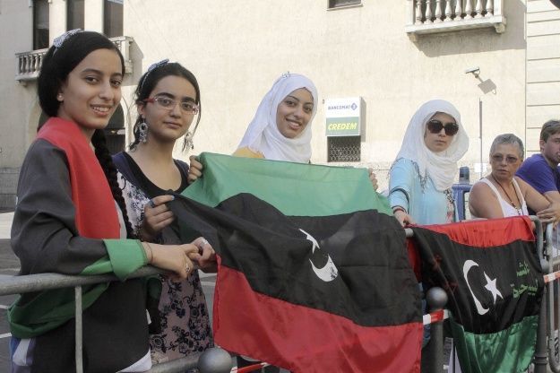 Prohíben a mujeres en Libia salir del país sin un hombre que las acompañe