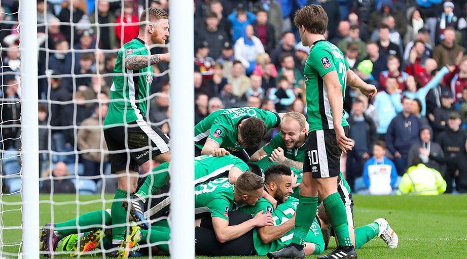 Equipo amateur llega a cuartos de final de la FA Cup después de 103 años