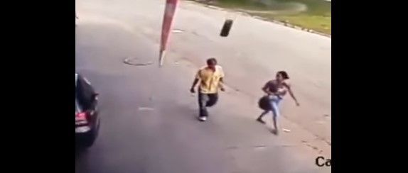 Video: llanta golpea a hombre en la cabeza