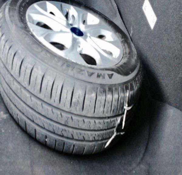 Detienen a miembro de banda que ponchaba llantas en el AICM para asaltar a conductores