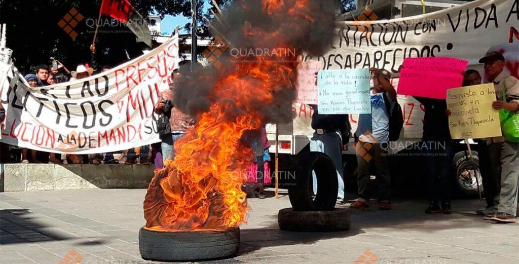 Manifestantes queman llantas frente a Palacio de Gobierno de Oaxaca - llantas-oaxaca-1024x521