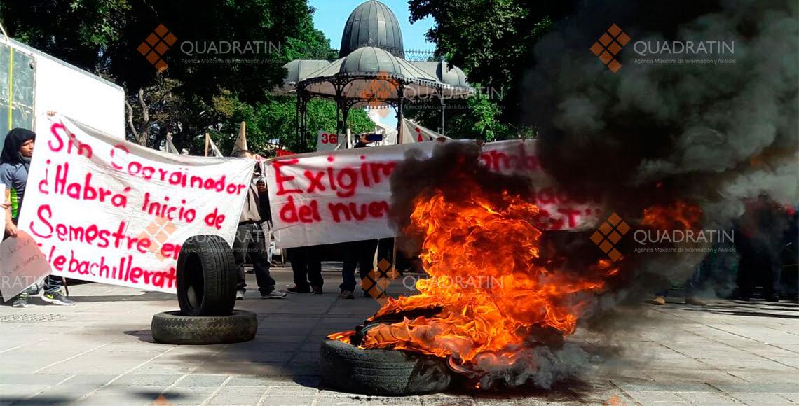 Manifestantes queman llantas frente a Palacio de Gobierno de Oaxaca