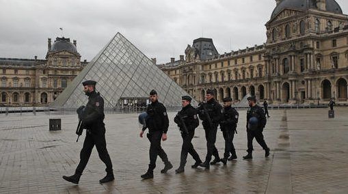 Reabre museo de Louvre tras ataque terrorista