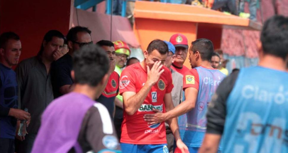 Futbolista se entera de la muerte de su madre en pleno partido