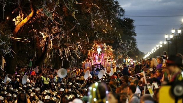 Anciano embiste a banda de guerra escolar - mardi-gras-1