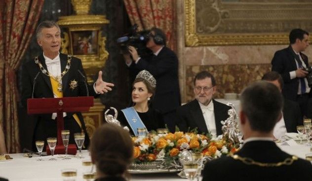 Mauricio Macri comete error durante brindis con la reina Letizia