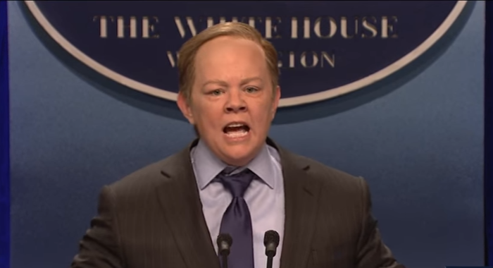 Melissa McCarthy se burla de Sean Spicer en SNL
