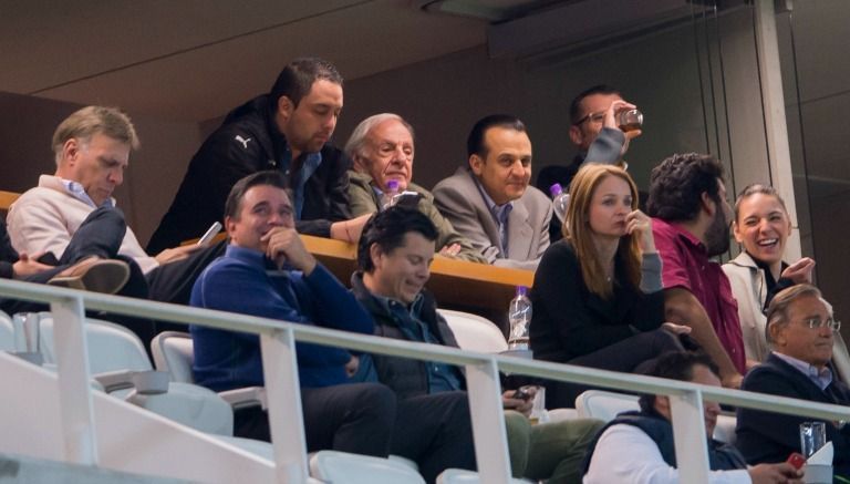 Menotti deja transmisión de partido de Chivas por gotera - menotti-record