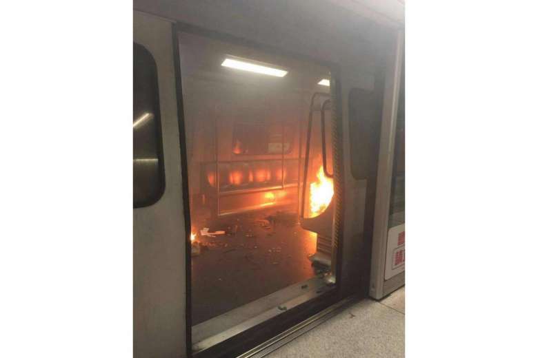 Ataque en metro de Hong Kong deja 19 lesionados - metro-hong-kong-5-straits-times
