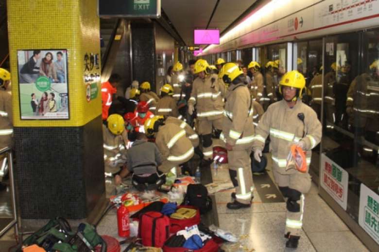 Ataque en metro de Hong Kong deja 19 lesionados - metro-hong-kong-6-straits-times