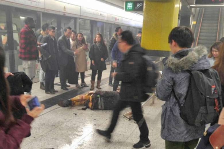 Ataque en metro de Hong Kong deja 19 lesionados - metro-hong-kong-7-straits-times