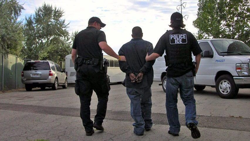 ¿Cómo actuar en caso de ser abordado por un oficial de Migración?