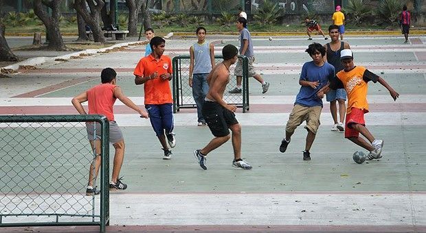 Juegan ‘cascarita’ migrantes a un costado del Río Bravo