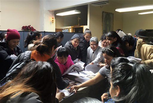 Migrantes abarrotan las iglesias por miedo a Trump