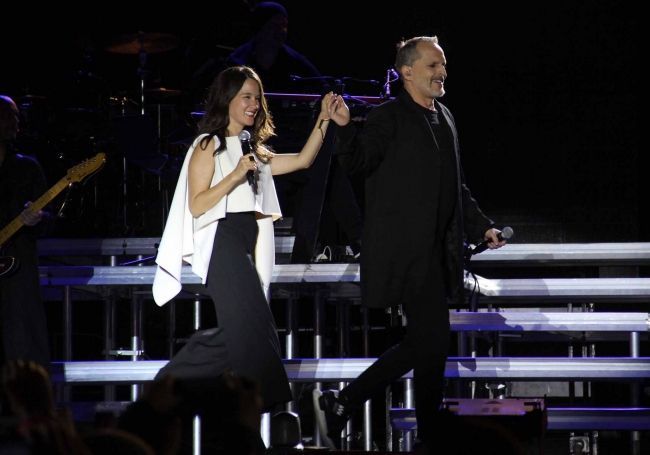 Miguel Bosé rechaza muro de Trump durante concierto en el Zócalo - miguel-bose-zocalo-3