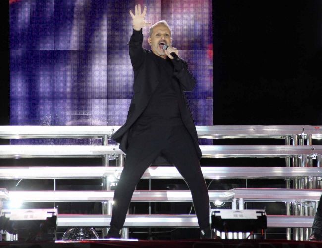 Miguel Bosé rechaza muro de Trump durante concierto en el Zócalo - miguel-bose-zocalo-4