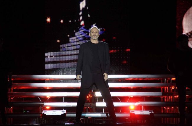 Miguel Bosé rechaza muro de Trump durante concierto en el Zócalo
