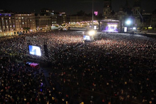 Miguel Bosé rechaza muro de Trump durante concierto en el Zócalo - miguel-bose-zocalo