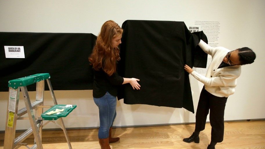 Museo cubre obras de migrantes con pañuelos negros