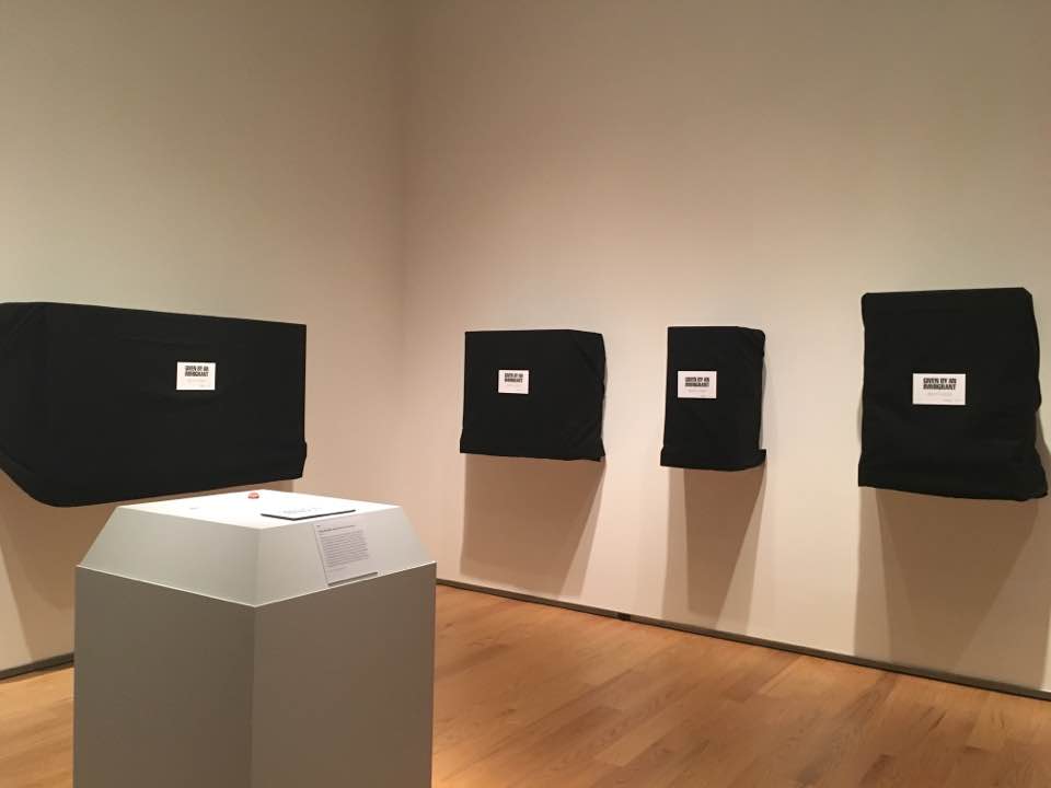 Museo cubre obras de migrantes con pañuelos negros - museo