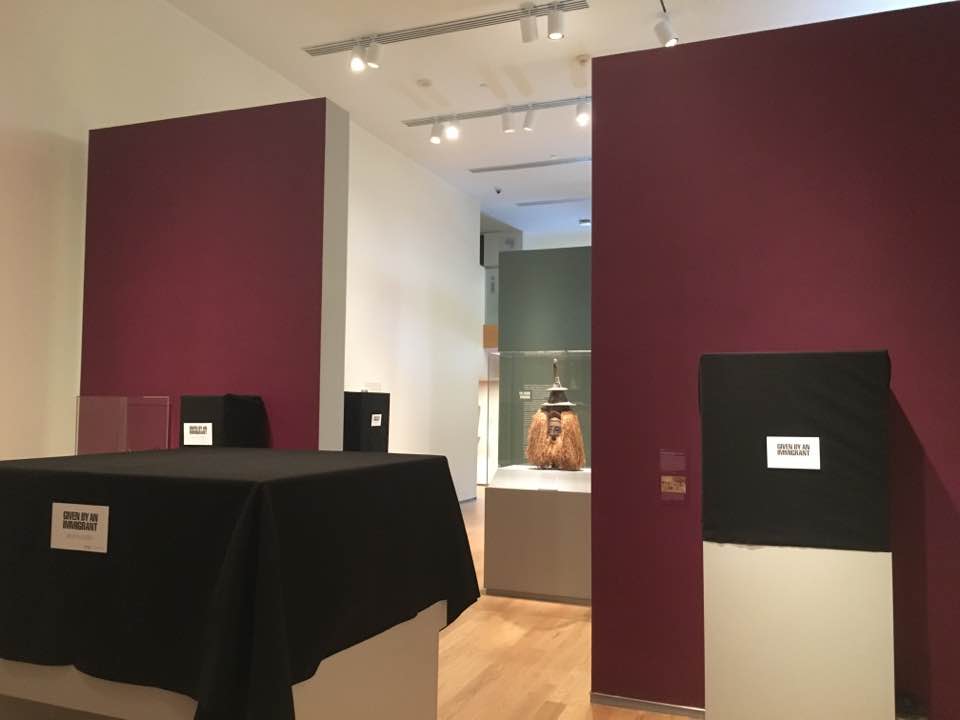 Museo cubre obras de migrantes con pañuelos negros - museoo