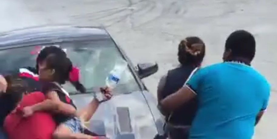 Video: auto atropella a familia durante exhibición