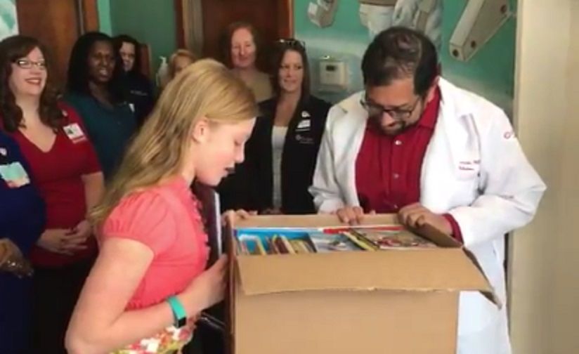 Niña dona mil 300 libros a hospital infantil en EE.UU.