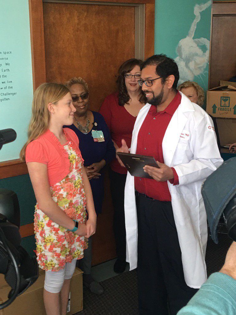 Niña dona mil 300 libros a hospital infantil en EE.UU. - niña-donadora-de-libros-eeuu-768x1024