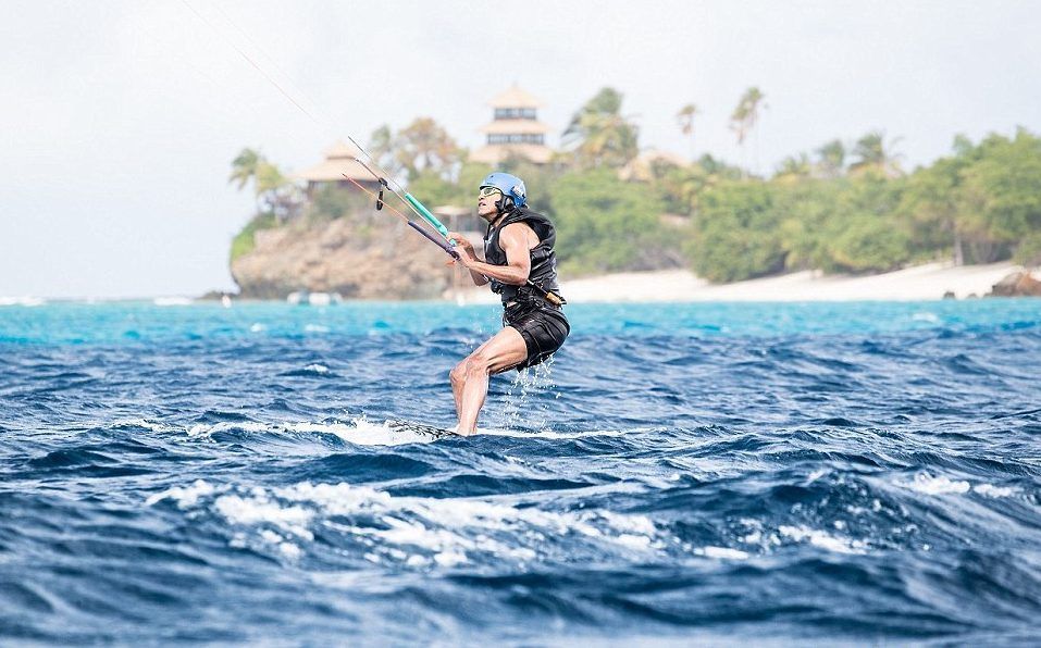 Obama practica ‘kitesurf’ con Richard Branson