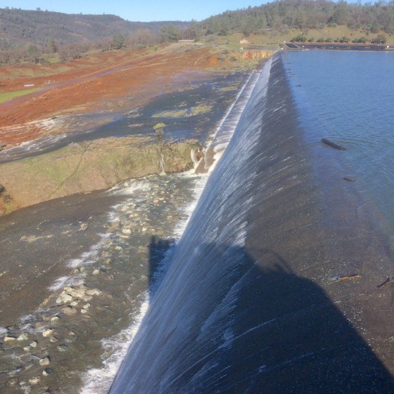 Evacuan a 130 mil personas en California por peligro en presa - oroville-dam-2