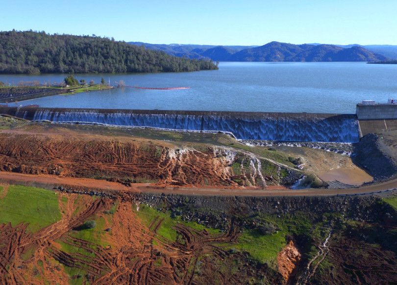 Evacuan a 130 mil personas en California por peligro en presa - orovilledam02