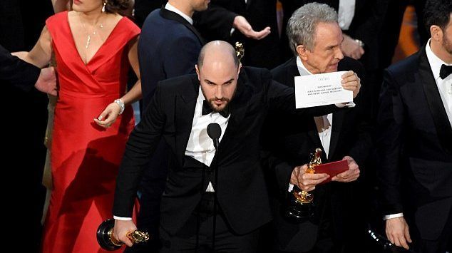 Academia de Cine se disculpa por error en los Óscar