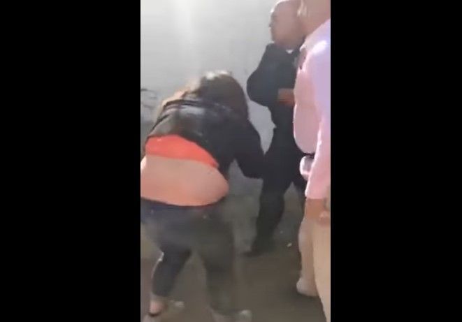 Detienen a hombre que golpeó a menor por defender a su hija