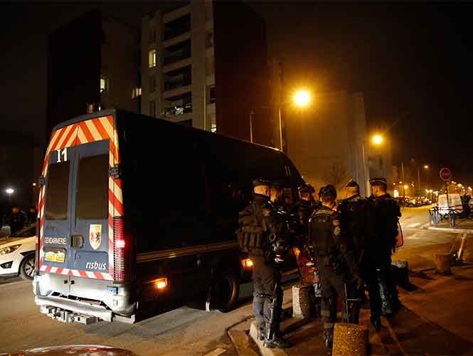 Veintiocho detenidos durante la quinta noche de violencia en París - parís-1