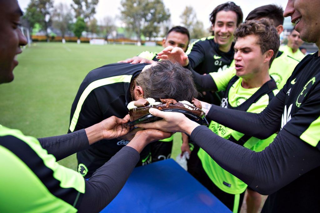 Jugadores del América festejan cumpleaños de La Volpe con pastelazo - pastelazo-lavolpe-2-1024x683