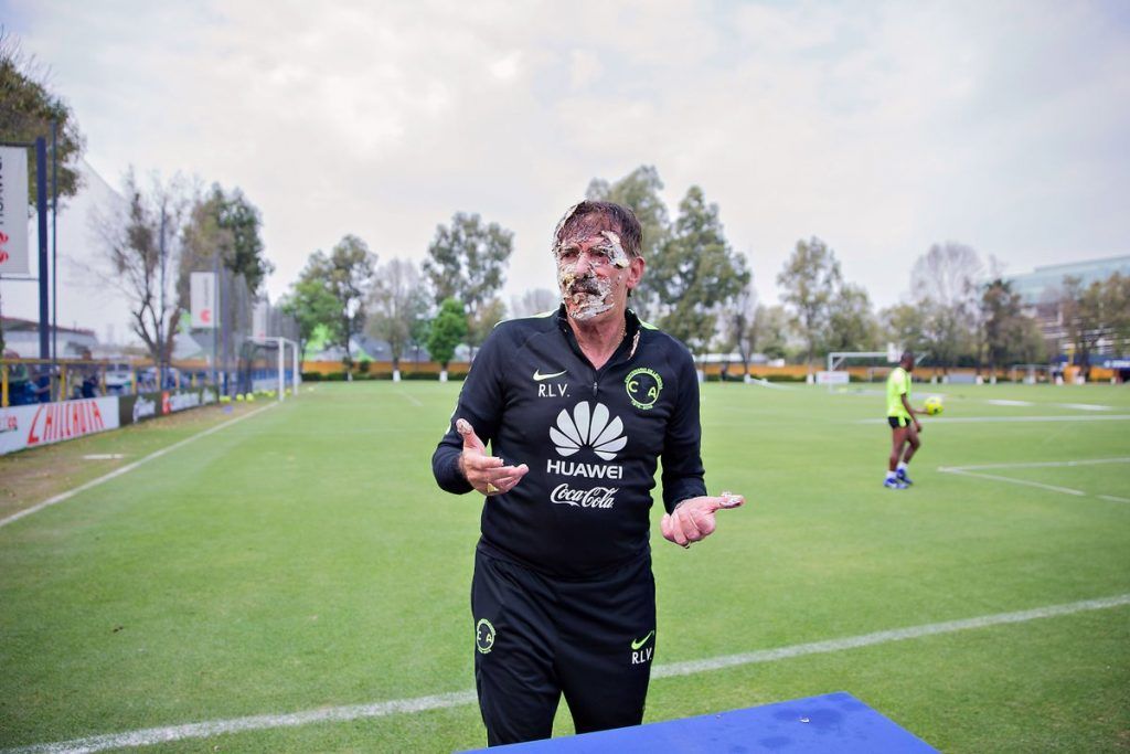 Jugadores del América festejan cumpleaños de La Volpe con pastelazo - pastelazo-lavolpe-3-1024x683