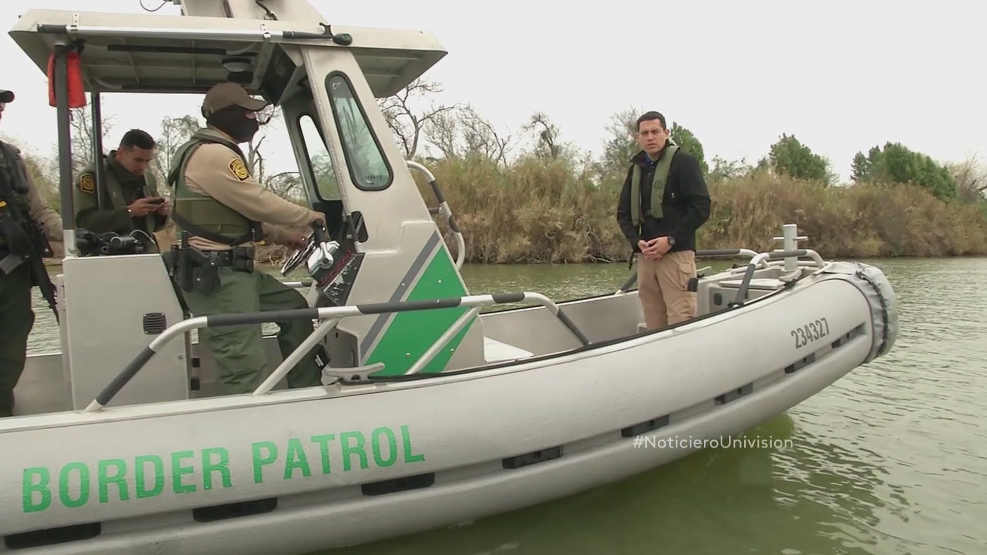 Juegan ‘cascarita’ migrantes a un costado del Río Bravo - patrulla-fronteriza