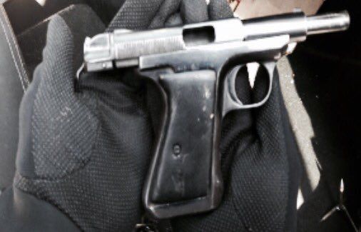 Detienen a miembro de banda que ponchaba llantas en el AICM para asaltar a conductores - pistola-1