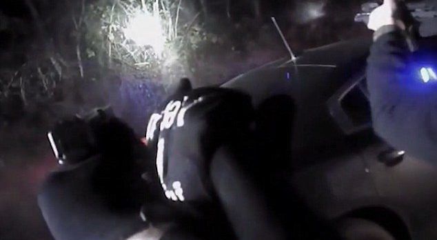 Video: policía mata con 21 disparos a asesino