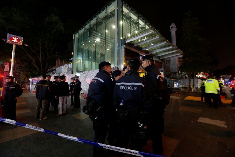 Ataque en metro de Hong Kong deja 19 lesionados - police-officers-guard-an-entrance-to-tsim-sha-tsui-subway-data
