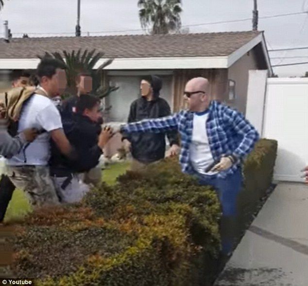 Demandan a policía que agredió a adolescente en California Demandan a policía que agredió a adolescente en California