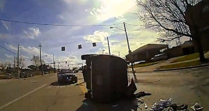 Video: sujeto trata de escapar de la policía y vuelca su camioneta