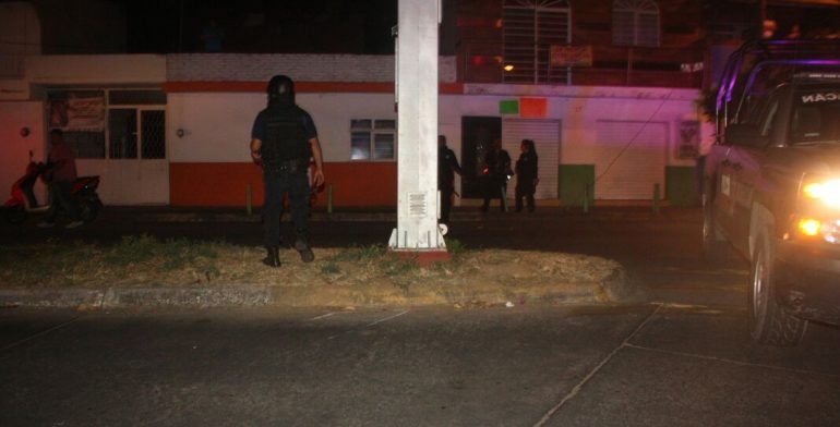 Enfrentamiento entre policías y sujetos armados deja dos muertos en Uruapan - policia-uruapan3-770x392