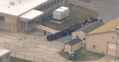 Reos toman como rehenes a guardias de cárcel en Delaware - prison-delaware