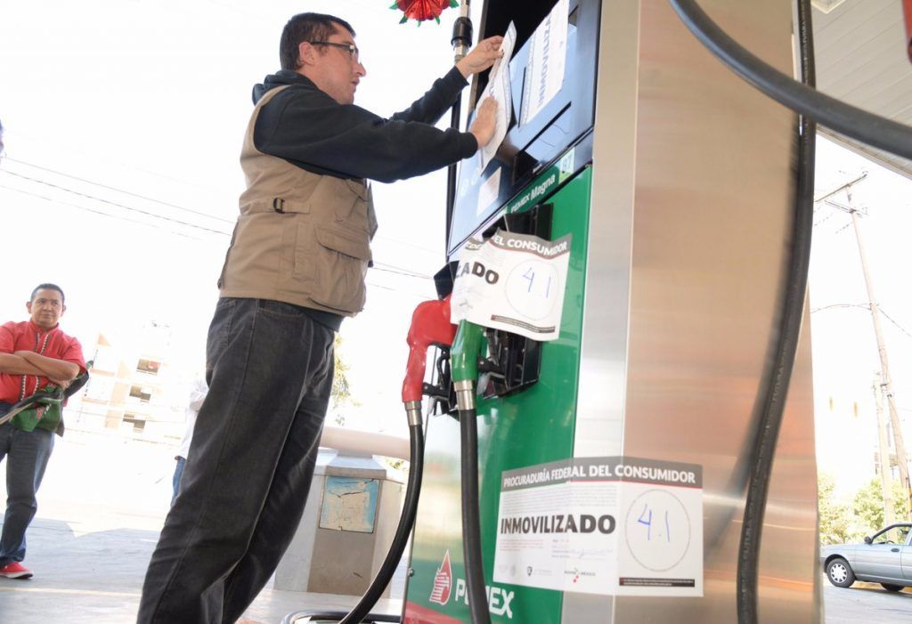 Profeco sanciona a 334 gasolineras por no despachar litros completos - profeco-gasolinera-2-1024x701